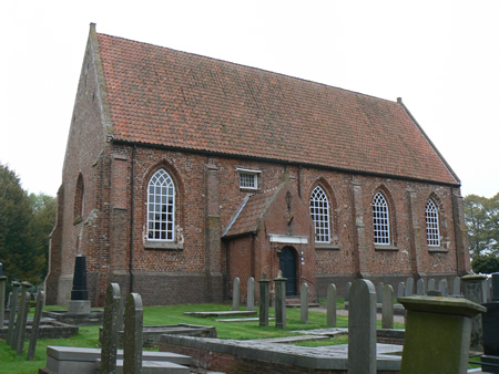 Foto links: De kerk van Meeden. Foto: Wikipedia